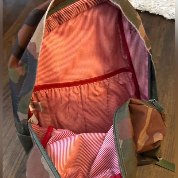 Herschel Supply Co Camo Backpack- SEE PICS - Picture 3 of 5